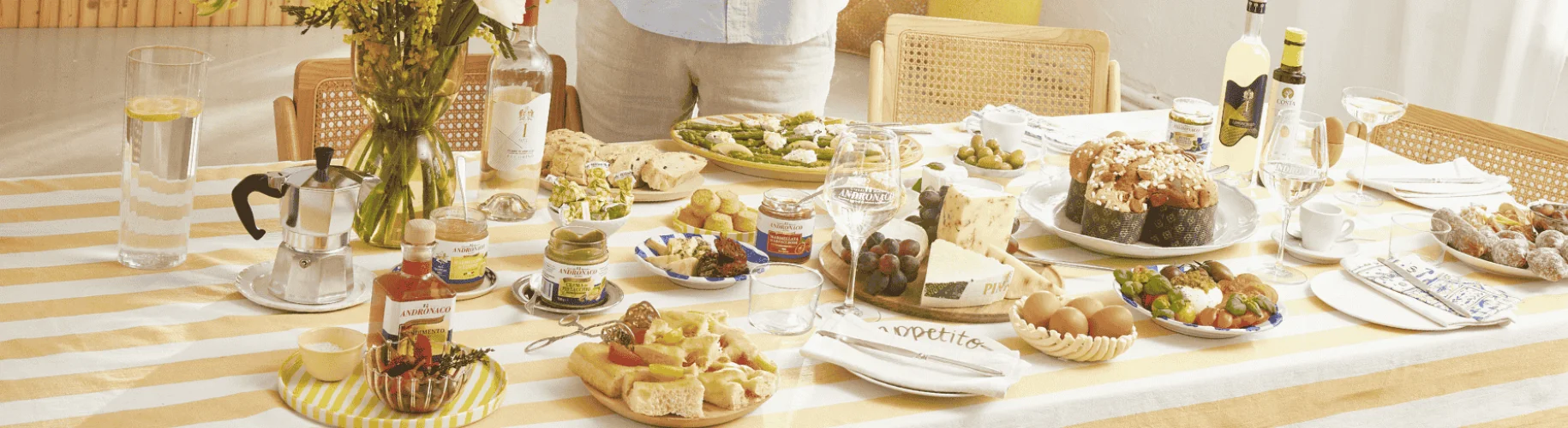 Gedeckter Ostertisch mit Andronaco Spezialitäten